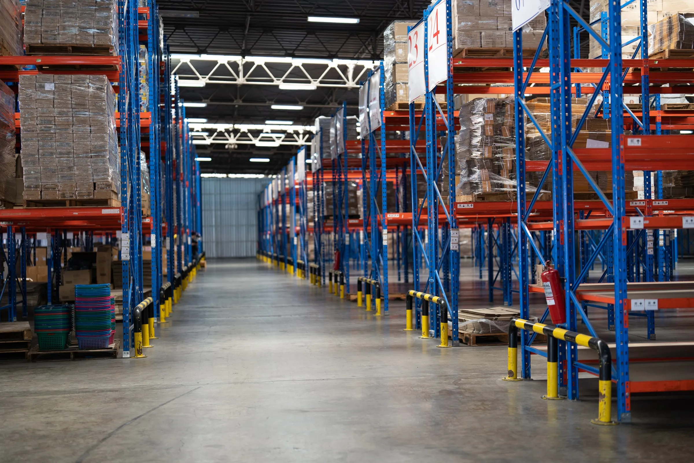 Interior de bodega con estanterías industriales de paletas en altura