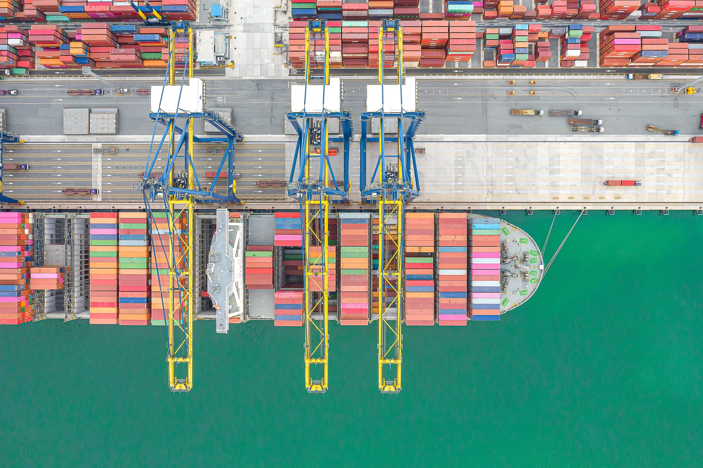 Vista aérea de contenedores y grúas en una terminal portuaria