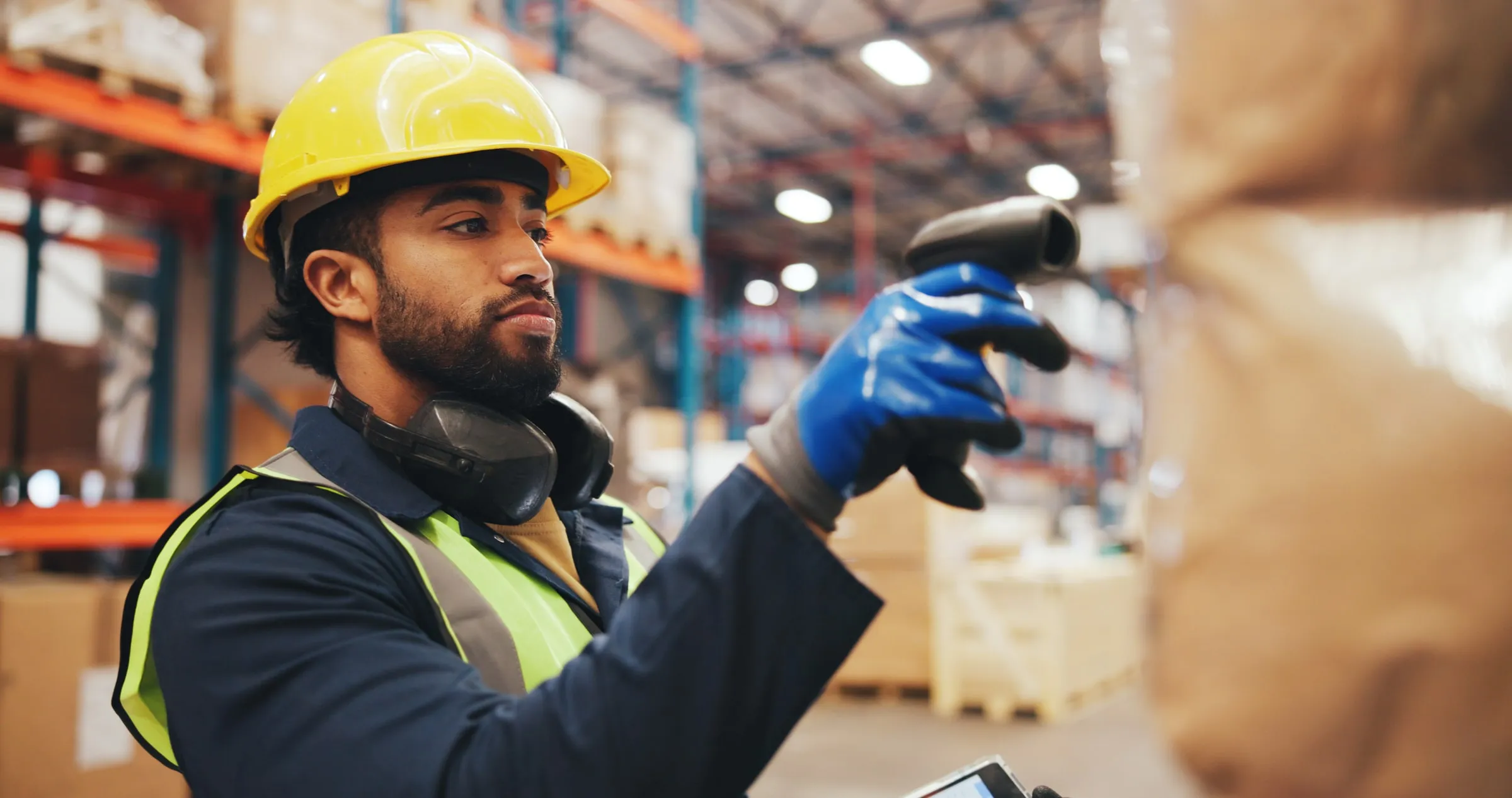 Operario revisando el control de inventario en una terminal dentro de un centro de distribución